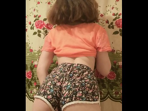 ❤️ Nena jove sexy despullant-se els pantalons curts davant la càmera ❌ Vídeo de merda  a nosaltres ️❤