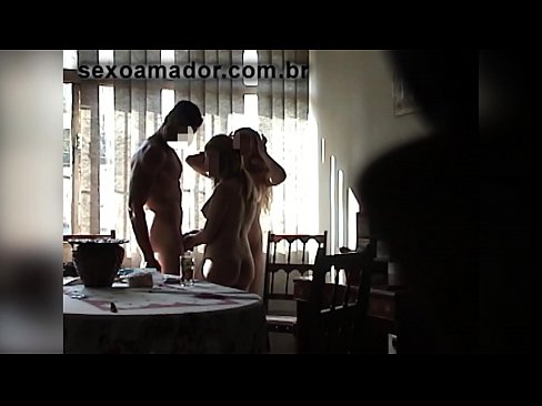 ❤️ Els amics sexuals conviden un home gegant i un trio amb ell ❌ Vídeo de merda  a nosaltres ️❤