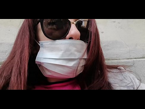 ❤️ Nicoletta es venja del seu veí i fa pipí al seu garatge (Quarentena italiana especial Covid19) ❌ Vídeo de merda  a nosaltres ️❤