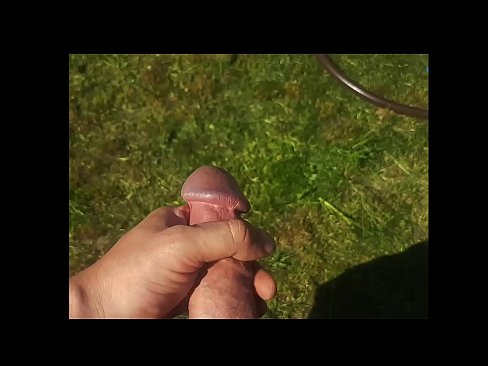❤️ Una guapa calenta es folla el seu cony rosa i es corre amb un esquitxat en un jardí d'estiu ❌ Vídeo de merda  a nosaltres ️❤