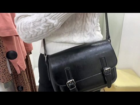 ❤️ Masturbació pública de la jove gossa FeralBerry amb un consolador al provador ❌ Vídeo de merda  a nosaltres ️❤