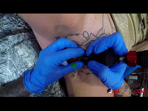❤️ La bomba Sully Savage, molt tatuada, es va tatuar al clítoris ❌ Vídeo de merda  a nosaltres ️❤